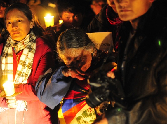 Elderly Tibetan women mourns self-immolations in Tibet